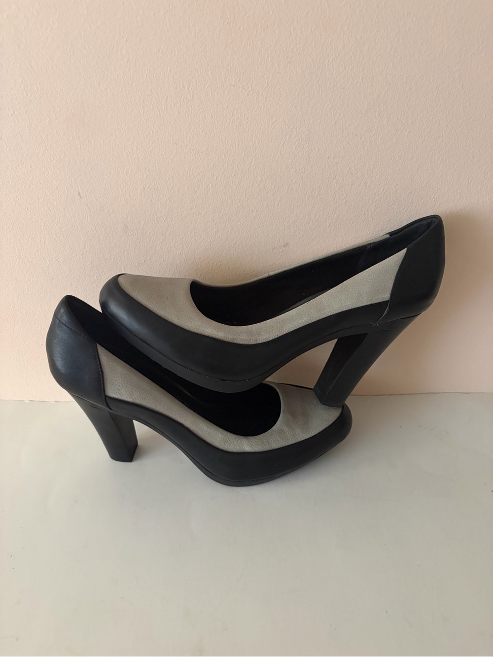 TSUBO Classic Leather Two-Tone Black and Gray Women's Pumps. Size: 8